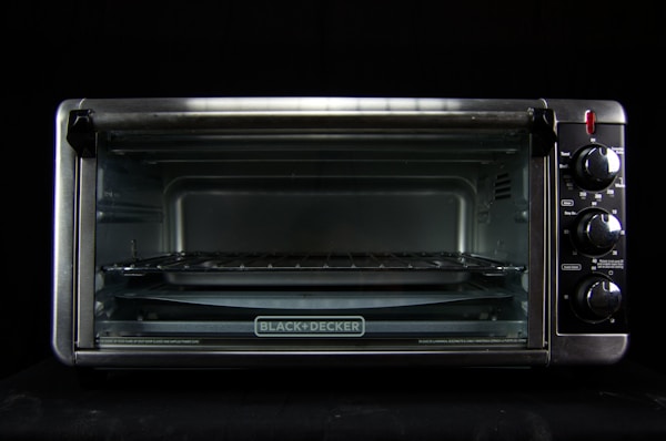 纪录片《我们的星球》精彩画面，展示北极熊在冰川上